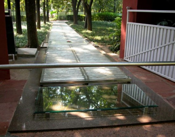 30 years after Indira, Congress pale shadow of former self