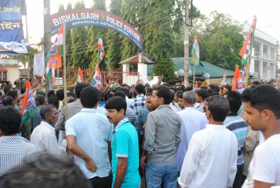 MGNREGA 17 Crore scam : Trinamool Congress gheraoes Bishalgarh PS, PIL on October 27 : Demands for immediate arrest of all accused: Demands CBI investigation into the scam in Bishalgarh RD Block