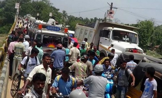 Blockade in NH-44 in protest against the MAFIAGIRI of an ASI