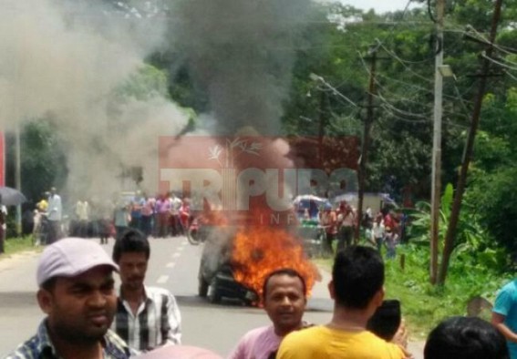 Massive fire breaks out in a car, panic grips the area