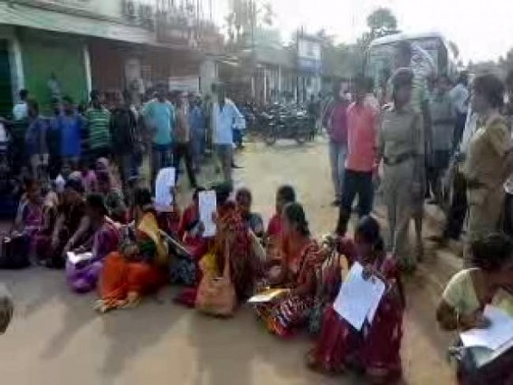 Angawadi workers block NH demanding jobs under 13000 posts Angawadi workers block NH demanding jobs under 13000 posts