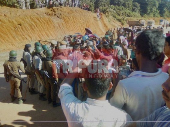 Road blockade at  Kalachara following Monday's violence 