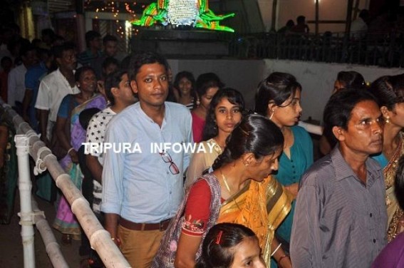 Heavy rush across Puja Pandals on Shashthi night