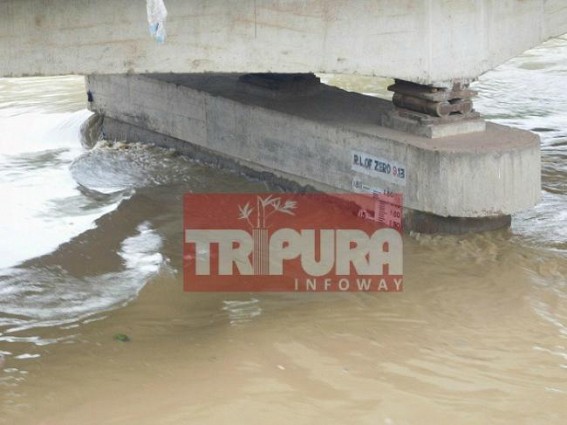Flood threat grips across Howrah river banks Flood threat grips across Howrah river banks
