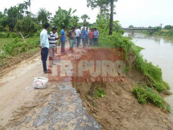 Monsoon : Road on the verge of destruction