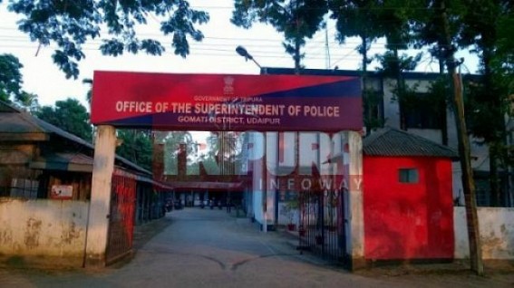 Shooting over running vehicle; 8 lakhs looted