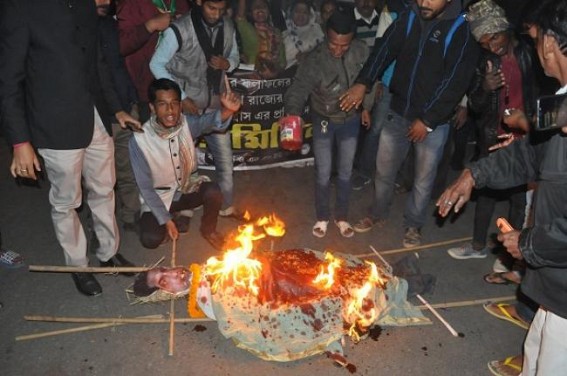 Congress burns Biplab Debâ€™s effigy on statewide violence
