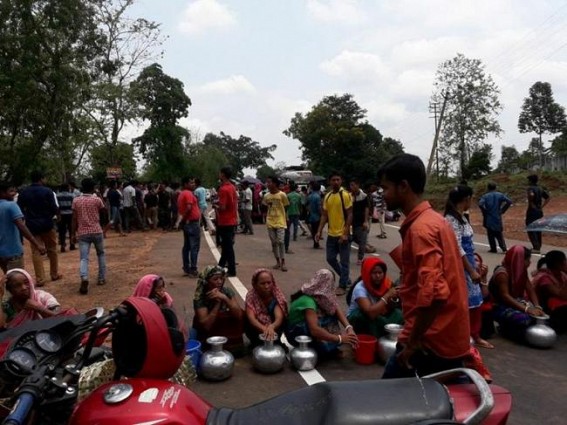 Drinking water crisis : Villagers block road 