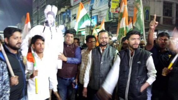 Congress burns Pakistan PMâ€™s effigy
