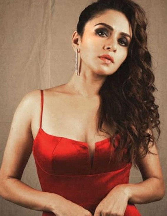 Amruta Khanvilkar rocks in all denim look Amruta Khanvilkar rocks in all denim look