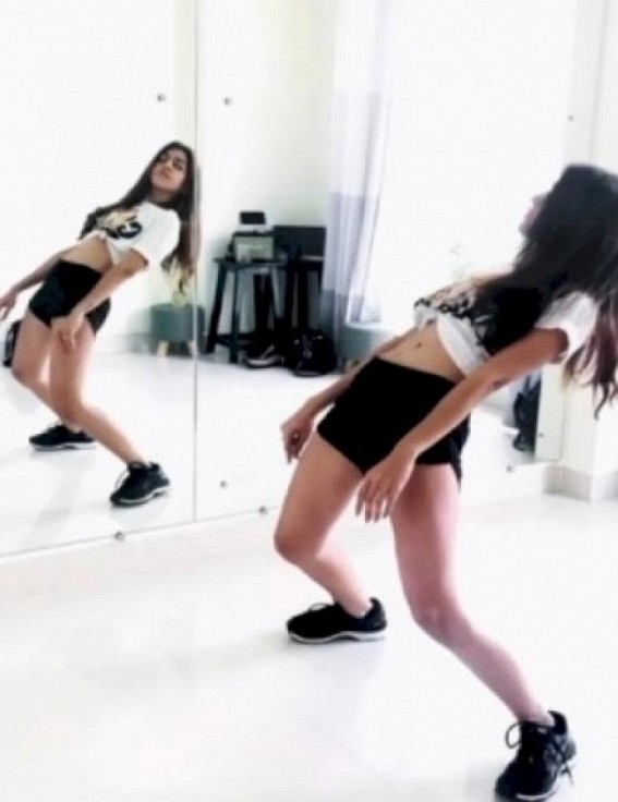 Alaya F posts 'cooler' dance video after 'failed version'( Alaya F posts 'cooler' dance video after 'failed version'(