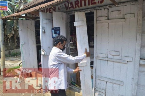 Shop looted by thieves at Gandhighat 