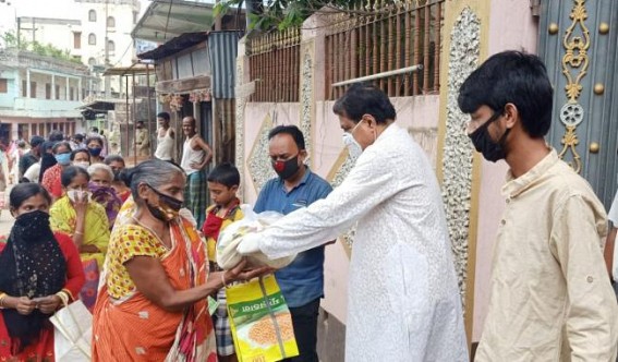 Congress leader Gopal Roy, Youth wings leaders distributed Rations among 1,200 families in Banamalipur