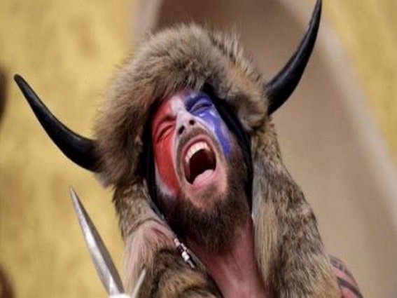 Man asks Trump for pardon after storming Capitol