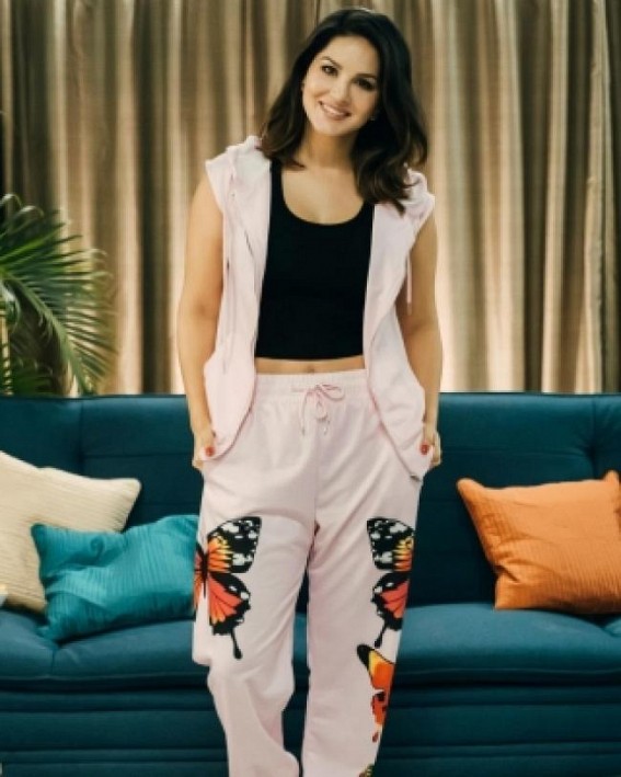 Sunny Leone is 'one with the couch' Sunny Leone is 'one with the couch'