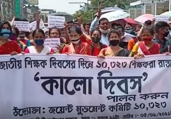 Massive protest by 10323 teachers in Agartala 