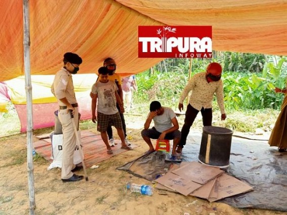 Police arrested 2 gamblers red-handed with gambling items in Pratapgarh