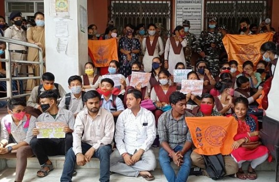 ABVP gheraoed Education Department demanding immediate online mode exams