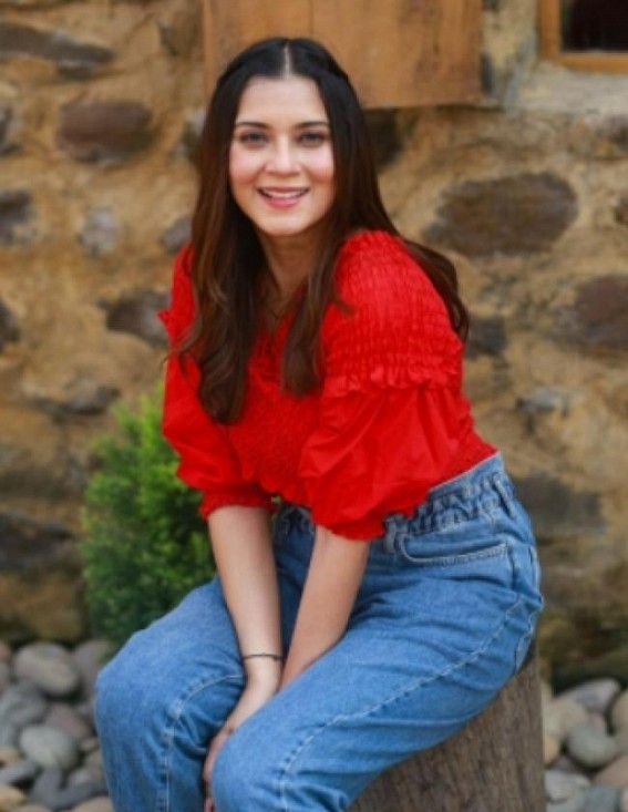 Actress Aakanksha Sareen all set for her singing debut Actress Aakanksha Sareen all set for her singing debut