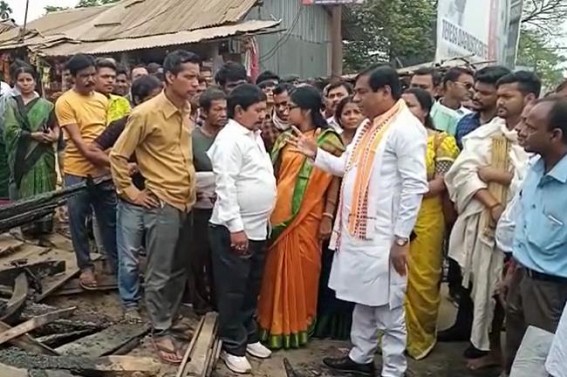 Mayor Visits Chandrapur Market which was set on Fire by Miscreants Mayor Visits Chandrapur Market which was set on Fire by Miscreants