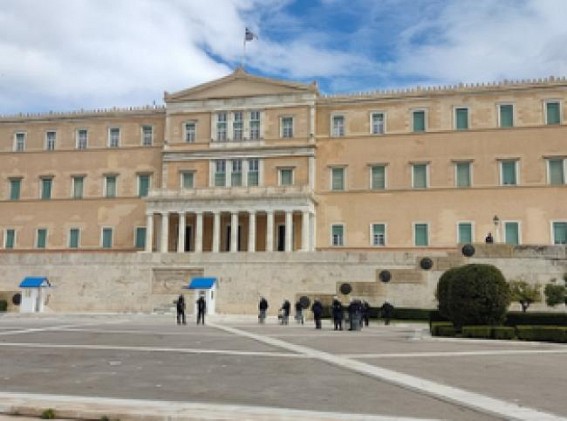 Greek govt wins confidence vote