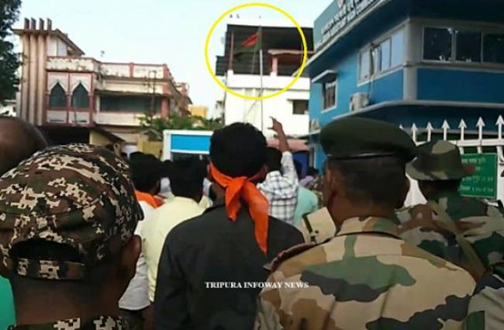 Agitators Took Down Bangladesh’s flag from Bangladesh Visa Office in Agartala ; Set on fire with ‘Bharat Mata Ki Jai’, ‘Jai Shri Ram’ slogans