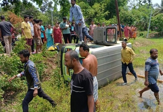 Kidzee School Bus overturned on road in Dharmanagar 