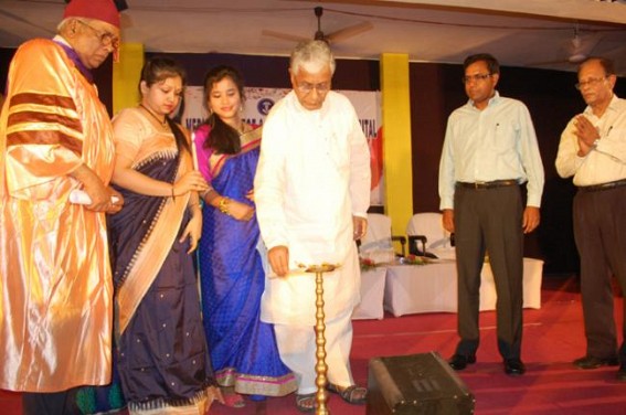 Be good human being, CM tells new docs Be good human being, CM tells new docs