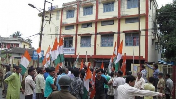 Udaipur Rs 1.27 Crore Scam :Congress gheraos Udaipur Municipal Council : Demands FIR to be lodged against the guilty Udaipur Rs 1.27 Crore Scam :Congress gheraos Udaipur Municipal Council : Demands FIR to be lodged against the guilty