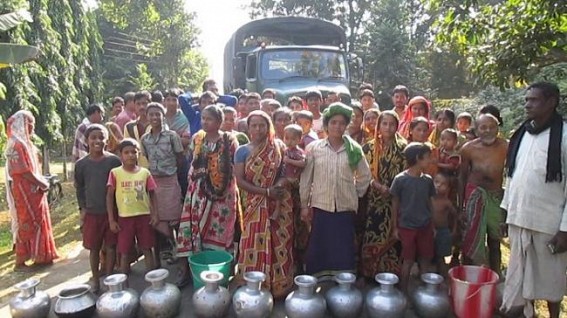 Udaipur : Crisis of drinking water; Road blockade in DWS Minister's Constituency Udaipur : Crisis of drinking water; Road blockade in DWS Minister's Constituency