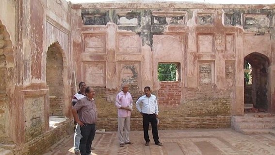 TTDCL GM visits old RajBari in Udaipur : Instructs workers not change shape and colour of old palace