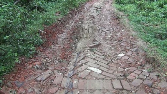 Poor quality construction work at Gandacherra: Resentment brewing on deplorable condition of roads Poor quality construction work at Gandacherra: Resentment brewing on deplorable condition of roads
