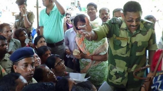 Kamalasagar Indo-Bangla border haat fume vendors; alleged harassment by BSF: Haat turns out hefty loss, â€˜unruly behaviourâ€™ of Custom authority irks vendors