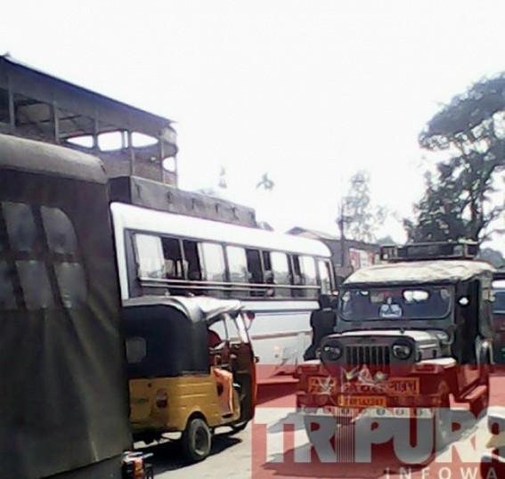 Kamalpur: Traffic jam and lack of control disrupted Halhali market Kamalpur: Traffic jam and lack of control disrupted Halhali market