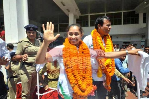 Dipa Karmakar got a rousing popular reception in hometown Agartala on Monday...but little else !!! Telengana Govt awards Rs 50 lakhs but Manik Sarkar's Tripura yet to dole out any cash rewards Dipa Karmakar got a rousing popular reception in hometown Agartala on Monday...but little else !!! Telengana Govt awards Rs 50 lakhs but Manik Sarkar's Tripura yet to dole out any cash rewards