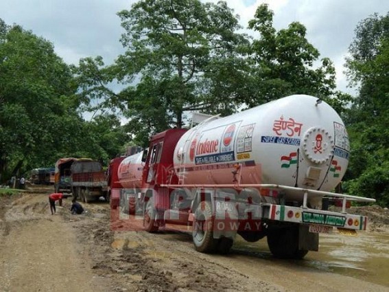 Assam, Tripura officials discuss over pathetic condition of National Highways : thousands trucks still stranded, 20 trucks of bricks dumped on Tripura NH-44 on Sunday : State officials talk to TIWN 