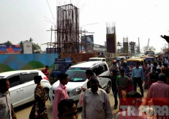 Traffic jam, encroachment of footpath, overloading of passengers hits the state Traffic jam, encroachment of footpath, overloading of passengers hits the state