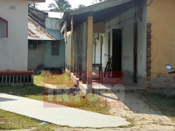 Deed writers’ room has turned into den of illegal traders: Administration reluctant Deed writers’ room has turned into den of illegal traders: Administration reluctant