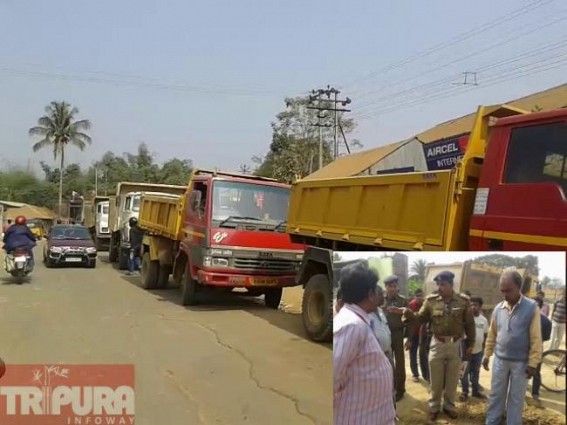 Traders of Chandrapur Colony staged road blockade Traders of Chandrapur Colony staged road blockade