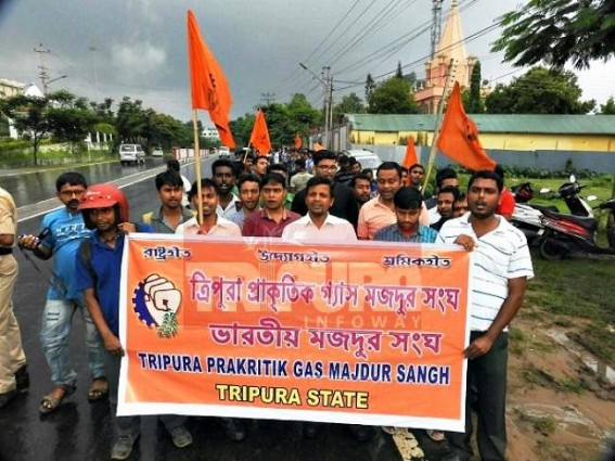 Natural gas mazdoors held protest