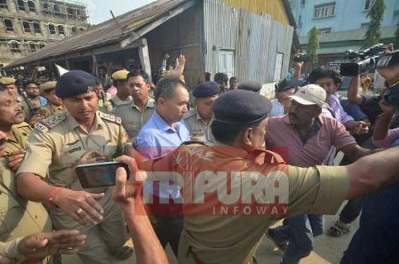 Journalists, Commandant Tapan Debbarma came face to face at court premise : Mass agitation by journalists Journalists, Commandant Tapan Debbarma came face to face at court premise : Mass agitation by journalists