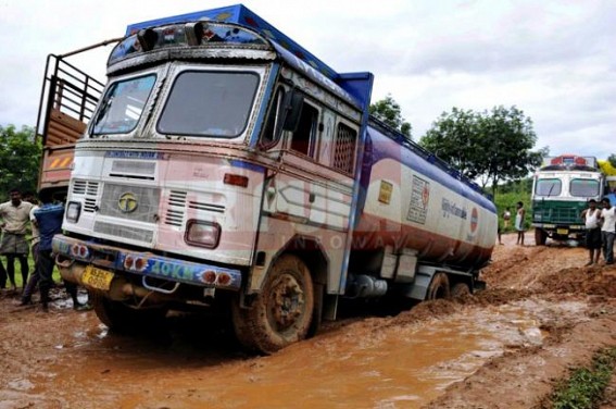Udaipur-Agarlata National Highway turns dangerous after 12 hrs rain ; travelers under trouble Udaipur-Agarlata National Highway turns dangerous after 12 hrs rain ; travelers under trouble