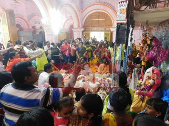 Maha Navami: Heavy rush in Durga temples to offer ‘Anjali’ Maha Navami: Heavy rush in Durga temples to offer ‘Anjali’