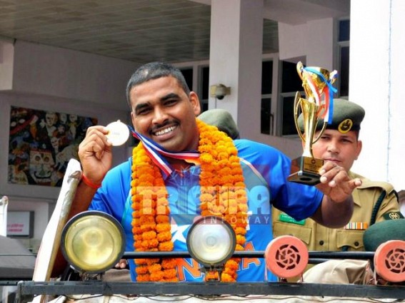 TSR jawan creates world record : 50 wood apples breaks in 3 minutes 