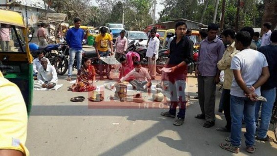 People show agitation and block road against corruption in Pradhan Mantri Awas Yojona (PMAY)  