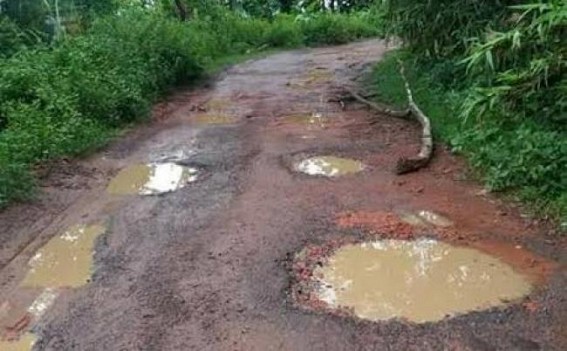 Poor roadway from Kanchanpur to Jalebasa cripples traffic movement Poor roadway from Kanchanpur to Jalebasa cripples traffic movement