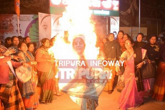 BJP's women wing burns CPI-M woman leader's effigy for calling  'PM' as 'Pocket-Mar' 
