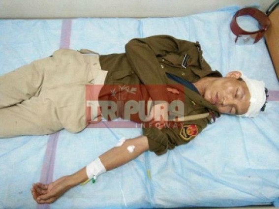 Five CPI-M workers, 2 policemen hurt in Tripura Five CPI-M workers, 2 policemen hurt in Tripura