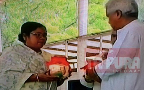 Urns with Vajpayee's ashes handed over to state BJP leaders