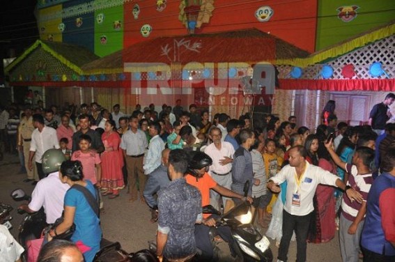 Mochak Club's Durga Puja stage on National Highway paralyzed transport on Panchami night